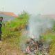 Babinsa Koramil 2302/Bojonegara Gotong Royong Bersihkan Lingkungan, Wujud Kepedulian Terhadap Kebersihan Wilayah