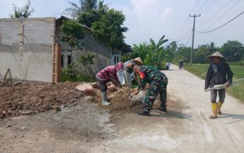 Babinsa Koramil 2305/Cinangka Bantu Pembangunan Rumah Warga, Wujud Nyata Kemanunggalan TNI dan Rakyat
