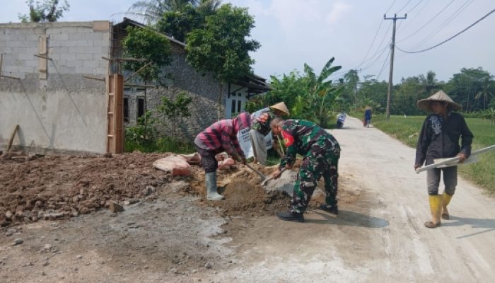 Babinsa Koramil 2305/Cinangka Bantu Pembangunan Rumah Warga, Wujud Nyata Kemanunggalan TNI dan Rakyat