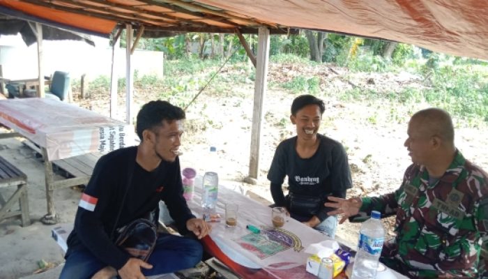 Babinsa Koramil 2303/Pulomerak Perkuat Kamtibmas Melalui Komsos Bersama RT dan Warga di Wilayah Binaan