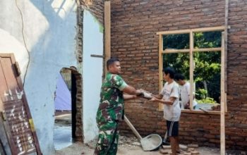 Babinsa Koramil 2306/Mancak Bersama Warga Gelar Karya Bakti Bersihkan Jalan dan Bangun Musala