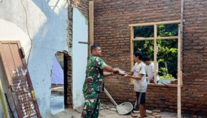Babinsa Koramil 2306/Mancak Bersama Warga Gelar Karya Bakti Bersihkan Jalan dan Bangun Musala