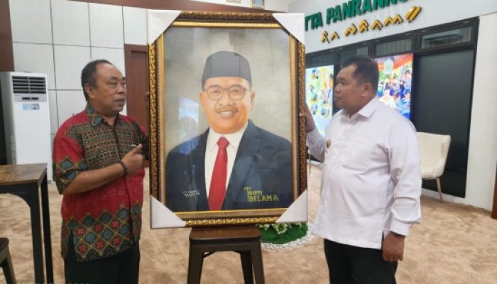 Ibrahim Pelukis Takalar, Persembahkan Lukisan untuk Bupati Daeng Manye