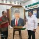 Ibrahim Pelukis Takalar, Persembahkan Lukisan untuk Bupati Daeng Manye