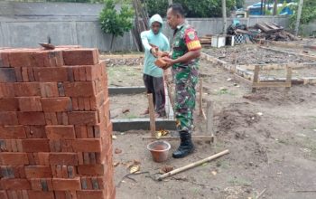 Babinsa Koramil 2307/Ciwandan Bersama Warga Laksanakan Karya Bakti Bangun Rumah dan Jembatan