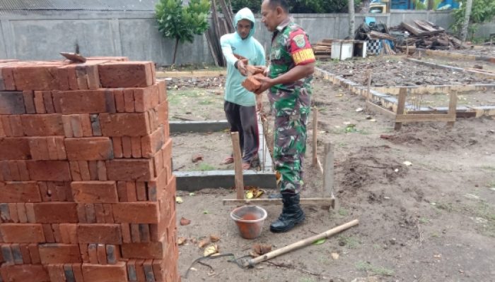 Babinsa Koramil 2307/Ciwandan Bersama Warga Laksanakan Karya Bakti Bangun Rumah dan Jembatan