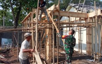 Babinsa Koramil 2305/Cinangka Bantu Warga Bangun Rumah Lewat Karya Bakti Gotong Royong