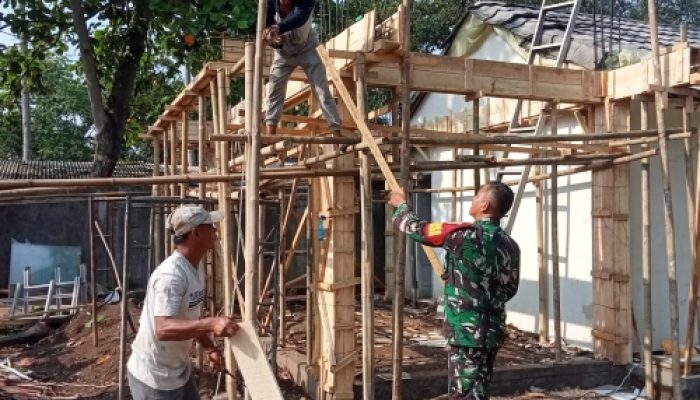 Babinsa Koramil 2305/Cinangka Bantu Warga Bangun Rumah Lewat Karya Bakti Gotong Royong