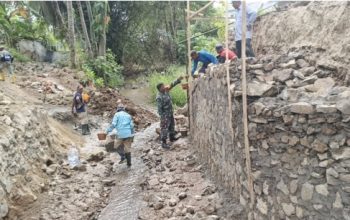 Babinsa Koramil 2305/Cinangka Gotong Royong Bantu Pembangunan Rumah Warga Melalui Karya Bakti