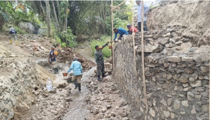 Babinsa Koramil 2305/Cinangka Gotong Royong Bantu Pembangunan Rumah Warga Melalui Karya Bakti