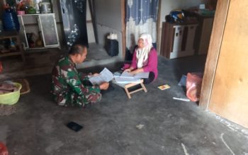 Babinsa Koramil 2302/Bojonegara Aktif Dampingi Pendataan Balita dan Penyaluran Sembako kepada Warga