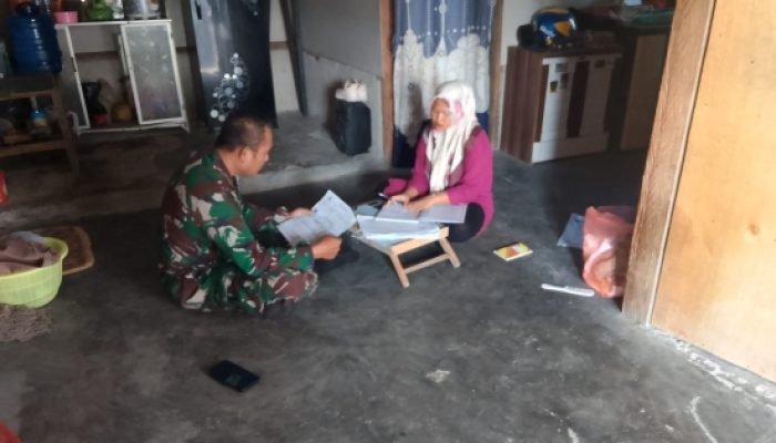 Babinsa Koramil 2302/Bojonegara Aktif Dampingi Pendataan Balita dan Penyaluran Sembako kepada Warga