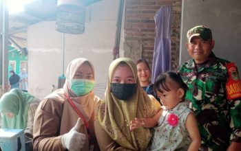 Babinsa Koramil 2302/Bojonegara Perkuat Keamanan dan Semangat Gotong Royong Melalui Komsos Bersama Tokoh Masyarakat