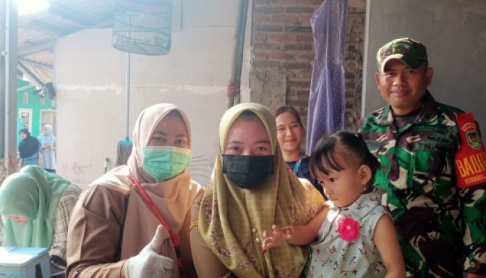Babinsa Koramil 2302/Bojonegara Perkuat Keamanan dan Semangat Gotong Royong Melalui Komsos Bersama Tokoh Masyarakat