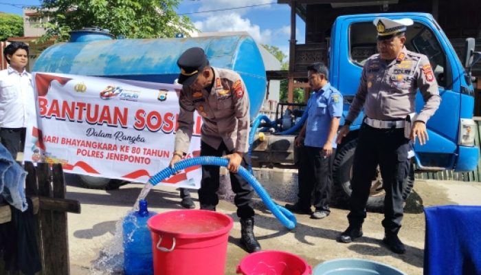 Peringati Hari Bhayangkara ke-80, Polres Jeneponto Salurkan Bantuan Air Bersih ke Warga