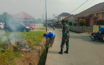 Babinsa Koramil 2302/Bojonegara Gotong Royong Bersama Warga Bersihkan Lingkungan dan Bantu Pembangunan Rumah