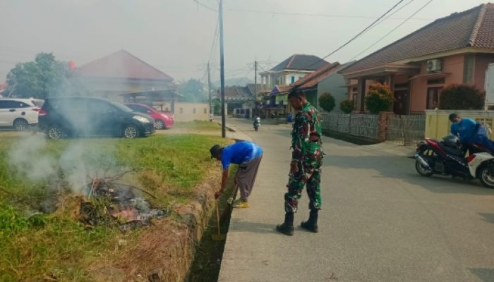 Babinsa Koramil 2302/Bojonegara Gotong Royong Bersama Warga Bersihkan Lingkungan dan Bantu Pembangunan Rumah