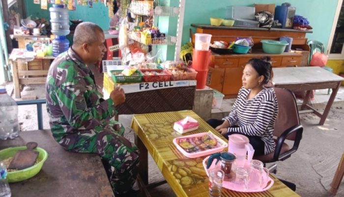 Babinsa Koramil 2303/Pulomerak Intensifkan Komsos, Bahas Keamanan Lingkungan dan Kebutuhan Pokok Warga