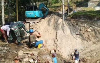 Semangat Gotong Royong, Babinsa Koramil 2307/Ciwandan Bersama Warga Bangun Jembatan dan Gelar Jumsih Lingkungan