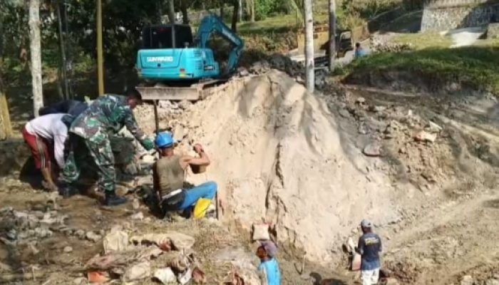 Semangat Gotong Royong, Babinsa Koramil 2307/Ciwandan Bersama Warga Bangun Jembatan dan Gelar Jumsih Lingkungan
