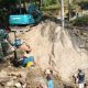 Semangat Gotong Royong, Babinsa Koramil 2307/Ciwandan Bersama Warga Bangun Jembatan dan Gelar Jumsih Lingkungan