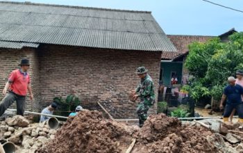 Babinsa Koramil 2303/Pulomerak Gotong Royong Bantu Pembangunan Usaha dan Rumah Warga Kurang Mampu