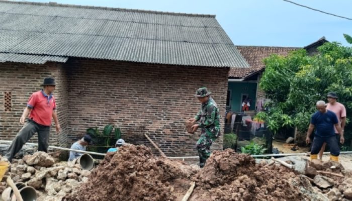 Babinsa Koramil 2303/Pulomerak Gotong Royong Bantu Pembangunan Usaha dan Rumah Warga Kurang Mampu