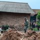 Babinsa Koramil 2303/Pulomerak Gotong Royong Bantu Pembangunan Usaha dan Rumah Warga Kurang Mampu