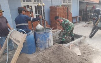Babinsa Koramil 2301/Cilegon Bersama Warga Laksanakan Karya Bhakti Perbaiki Jalan dan Drainase Lingkungan