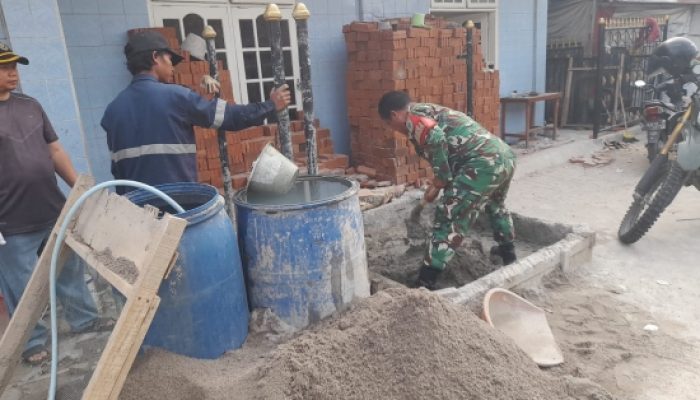 Babinsa Koramil 2301/Cilegon Bersama Warga Laksanakan Karya Bhakti Perbaiki Jalan dan Drainase Lingkungan