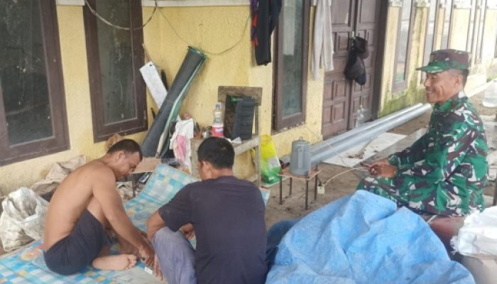 Babinsa Koramil 2305/Cinangka Gencarkan Komsos Bersama Tokoh Masyarakat Bahas Keamanan Lingkungan dan Bahaya Narkoba