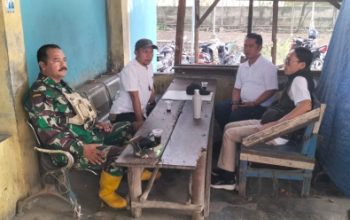 Babinsa Koramil 2302/Bojonegara Perkuat Silaturahmi Melalui Komsos Bahas Keamanan dan Gotong Royong Warga