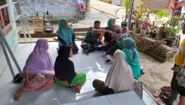 Babinsa Koramil 2306/Mancak Laksanakan Pendataan Sekolah dan Warga untuk Perkuat Data Kewilayahan