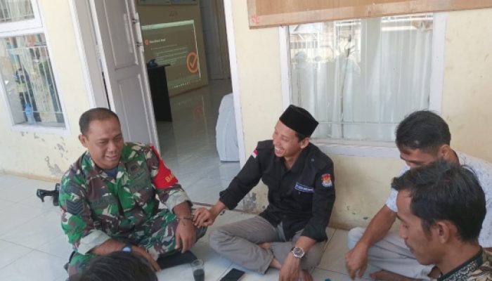 Babinsa Koramil 2306/Mancak Gelar Komsos Bahas Gotong Royong Jalan dan Penyaluran Bantuan Beras