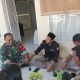 Babinsa Koramil 2306/Mancak Gelar Komsos Bahas Gotong Royong Jalan dan Penyaluran Bantuan Beras