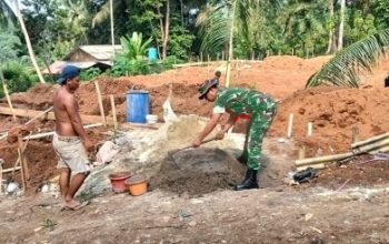 Babinsa Koramil 2305/Cinangka Gotong Royong Bantu Pembangunan Rumah Warga di Wilayah Binaan