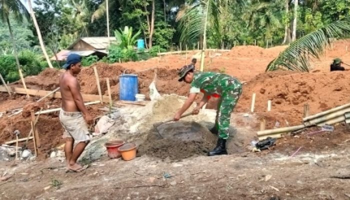 Babinsa Koramil 2305/Cinangka Gotong Royong Bantu Pembangunan Rumah Warga di Wilayah Binaan