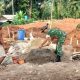Babinsa Koramil 2305/Cinangka Gotong Royong Bantu Pembangunan Rumah Warga di Wilayah Binaan