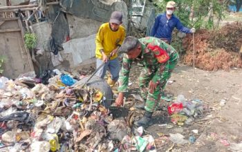 Babinsa Koramil 2302/Bojonegara Aktif Karya Bakti, Bantu Pembangunan Rumah dan Bersihkan Lingkungan