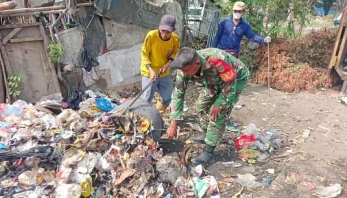 Babinsa Koramil 2302/Bojonegara Aktif Karya Bakti, Bantu Pembangunan Rumah dan Bersihkan Lingkungan