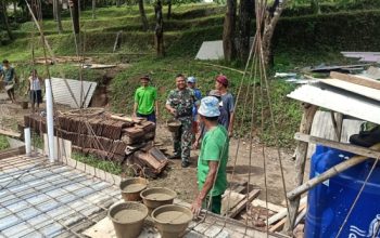 Babinsa Koramil 2306/Mancak Bersama Warga Gelar Karya Bhakti, Bersihkan Jalan dan Bantu Pembangunan Musala