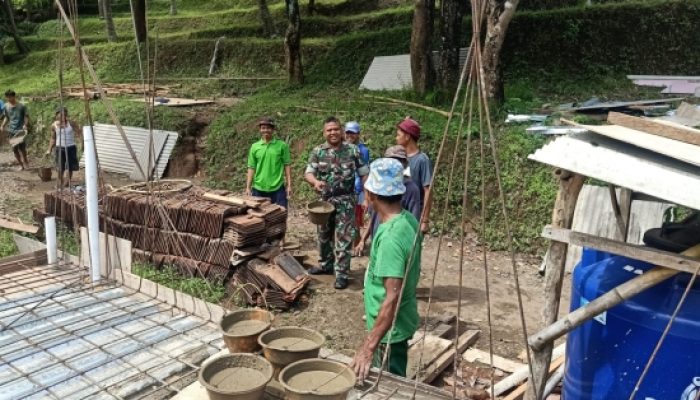 Babinsa Koramil 2306/Mancak Bersama Warga Gelar Karya Bhakti, Bersihkan Jalan dan Bantu Pembangunan Musala