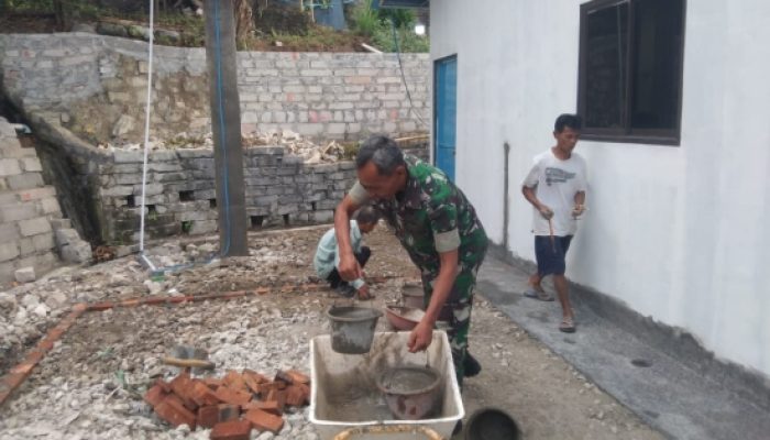 Babinsa Koramil 2307/Ciwandan Bersama Warga Gencarkan Karya Bakti, Bersihkan Lingkungan dan Bangun Rumah Secara Gotong Royong