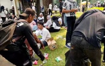 Supplier MBG Turun ke Jalan, Bagikan Buah dan Ikut Bersih-Bersih Pasca Demo
