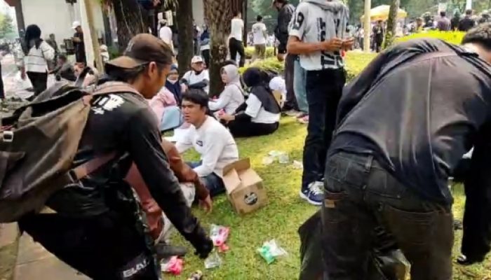 Supplier MBG Turun ke Jalan, Bagikan Buah dan Ikut Bersih-Bersih Pasca Demo