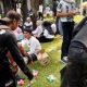 Supplier MBG Turun ke Jalan, Bagikan Buah dan Ikut Bersih-Bersih Pasca Demo