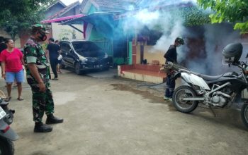 Babinsa Koramil 2302/Bojonegara Aktif Dampingi Warga Fogging dan Pendataan Kelahiran di Wilayah Binaan