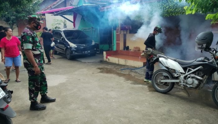 Babinsa Koramil 2302/Bojonegara Aktif Dampingi Warga Fogging dan Pendataan Kelahiran di Wilayah Binaan