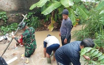 Babinsa Koramil 2301/Cilegon Bersama Warga dan DLH Gencarkan Karya Bakti Bersihkan Lingkungan serta Perbaiki Drainase