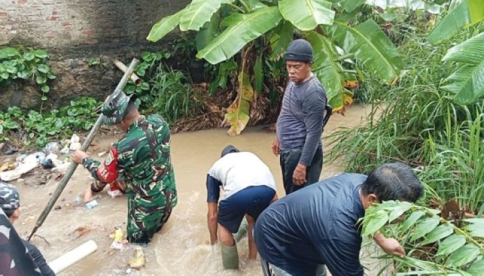 Babinsa Koramil 2301/Cilegon Bersama Warga dan DLH Gencarkan Karya Bakti Bersihkan Lingkungan serta Perbaiki Drainase
